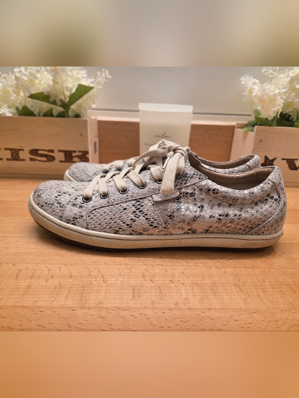 Taos Footwear Women's Onward Sneakers White/Gray Snake Print Leather Size 9.5 - Picture 3 of 10